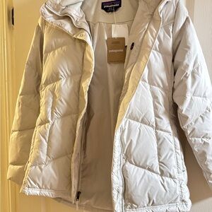 Brand new Patagonia White Puffer Jacket with High Collar and hood